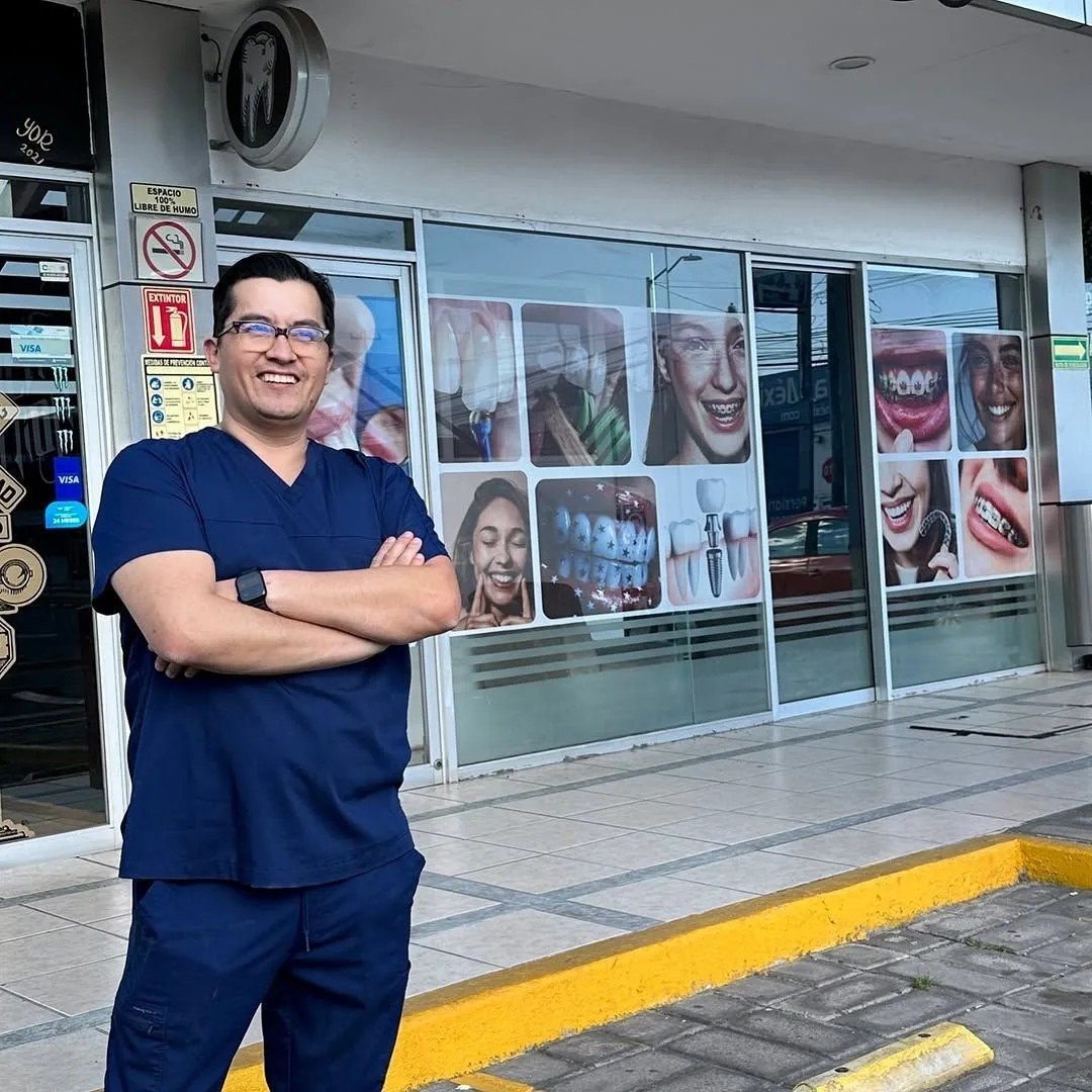 Dr. Juan Carlos Hernández Tobón, ortodoncista en Puebla, frente al consultorio Deentys.