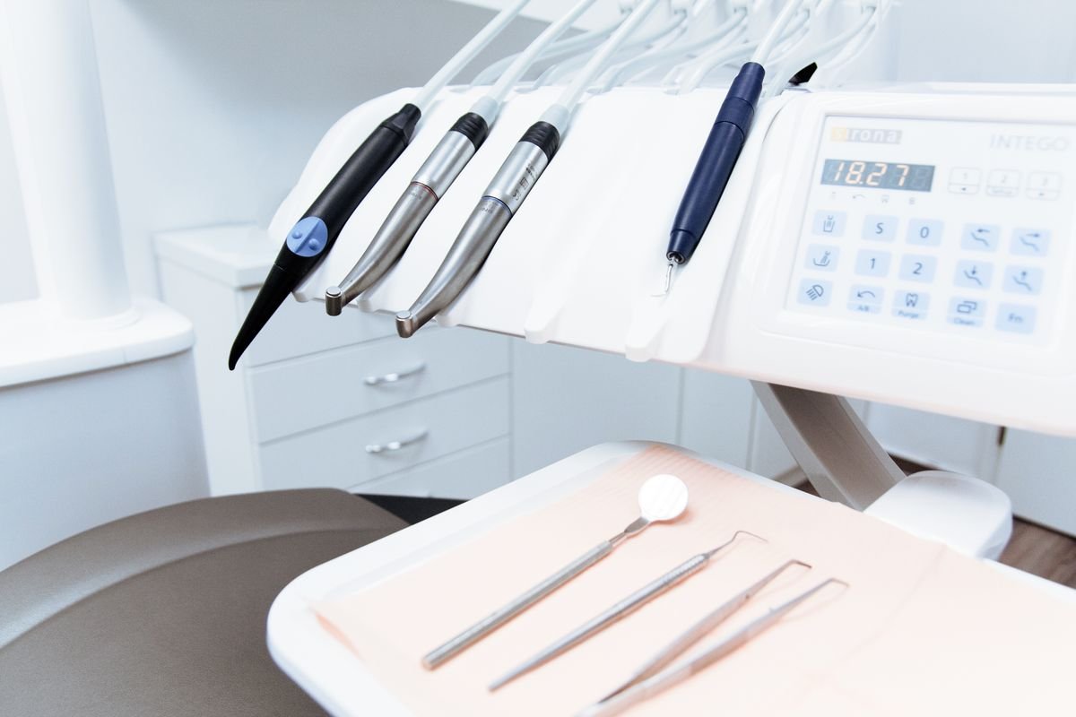 Instrumental dental listo sobre una charola en el sillón de la clínica, preparado para atender una urgencia.